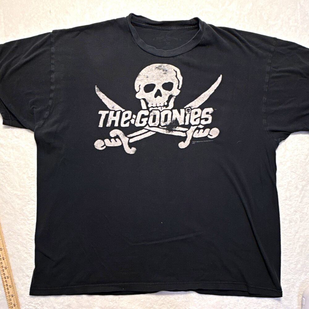 Fifth Sun Men's Black The Goonies Skull & Crossed Swords Logo T-Shirt L/XL